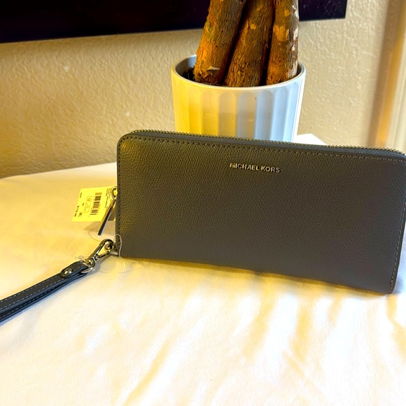 Michael Kors wallet - Picture 1 of 3